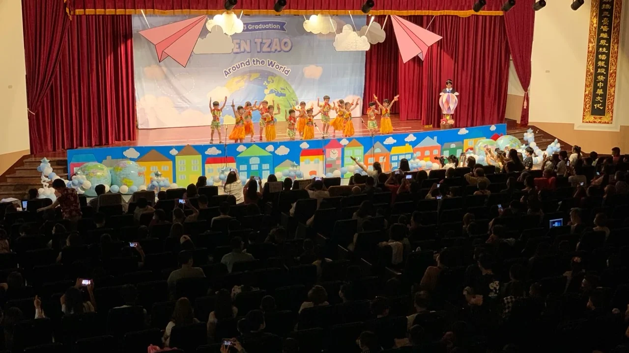家長從觀眾席看孩子在畢業典禮舞台上演出