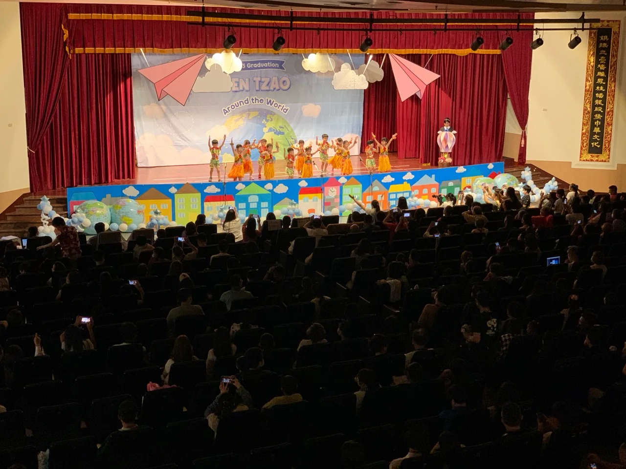 孩子在畢業典禮舞台上演出