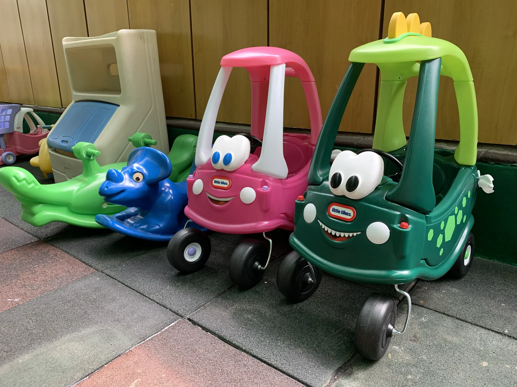 校園室內遊戲區的彩色幼兒騎乘車