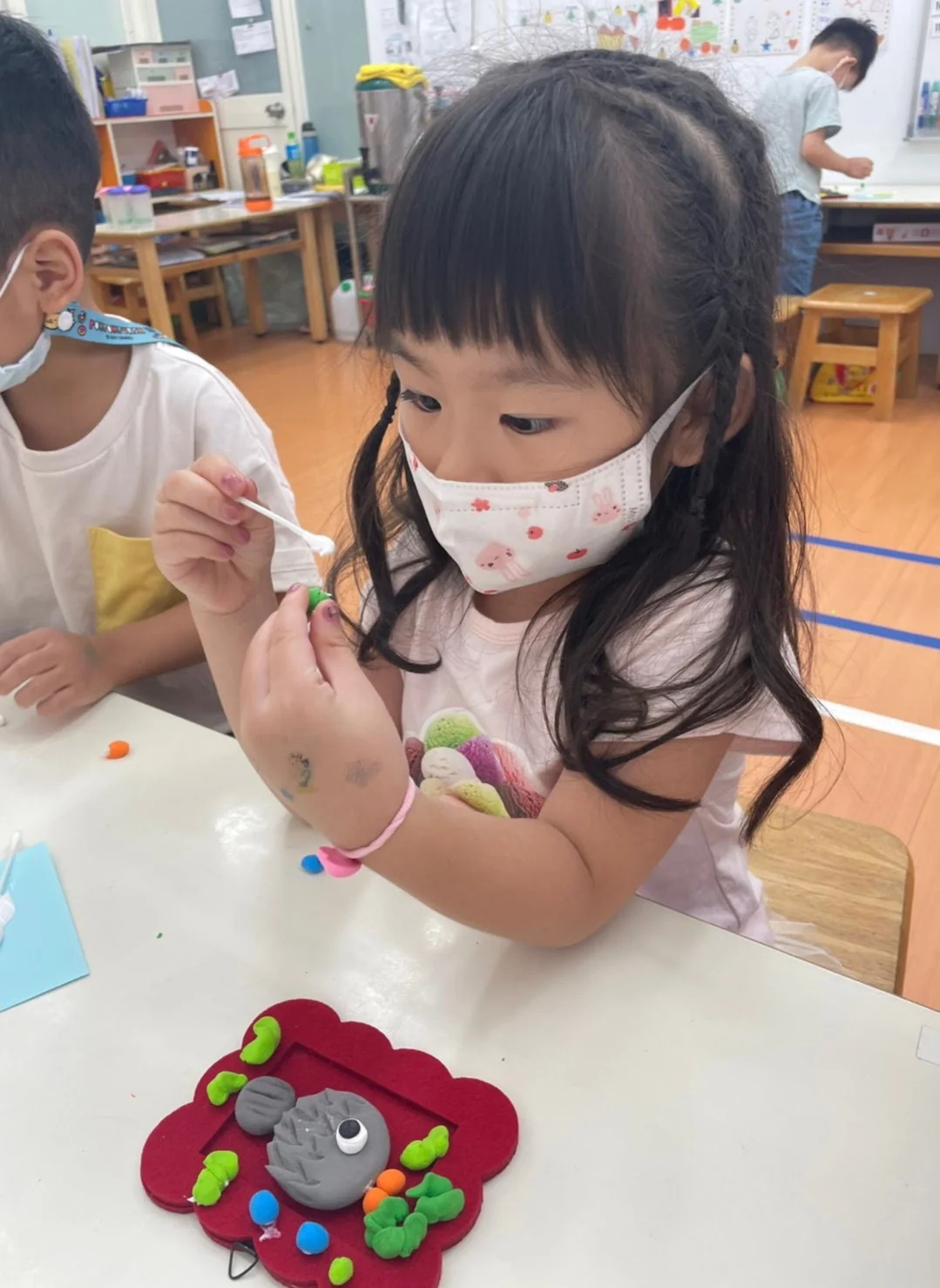 孩子進行美術創作 1