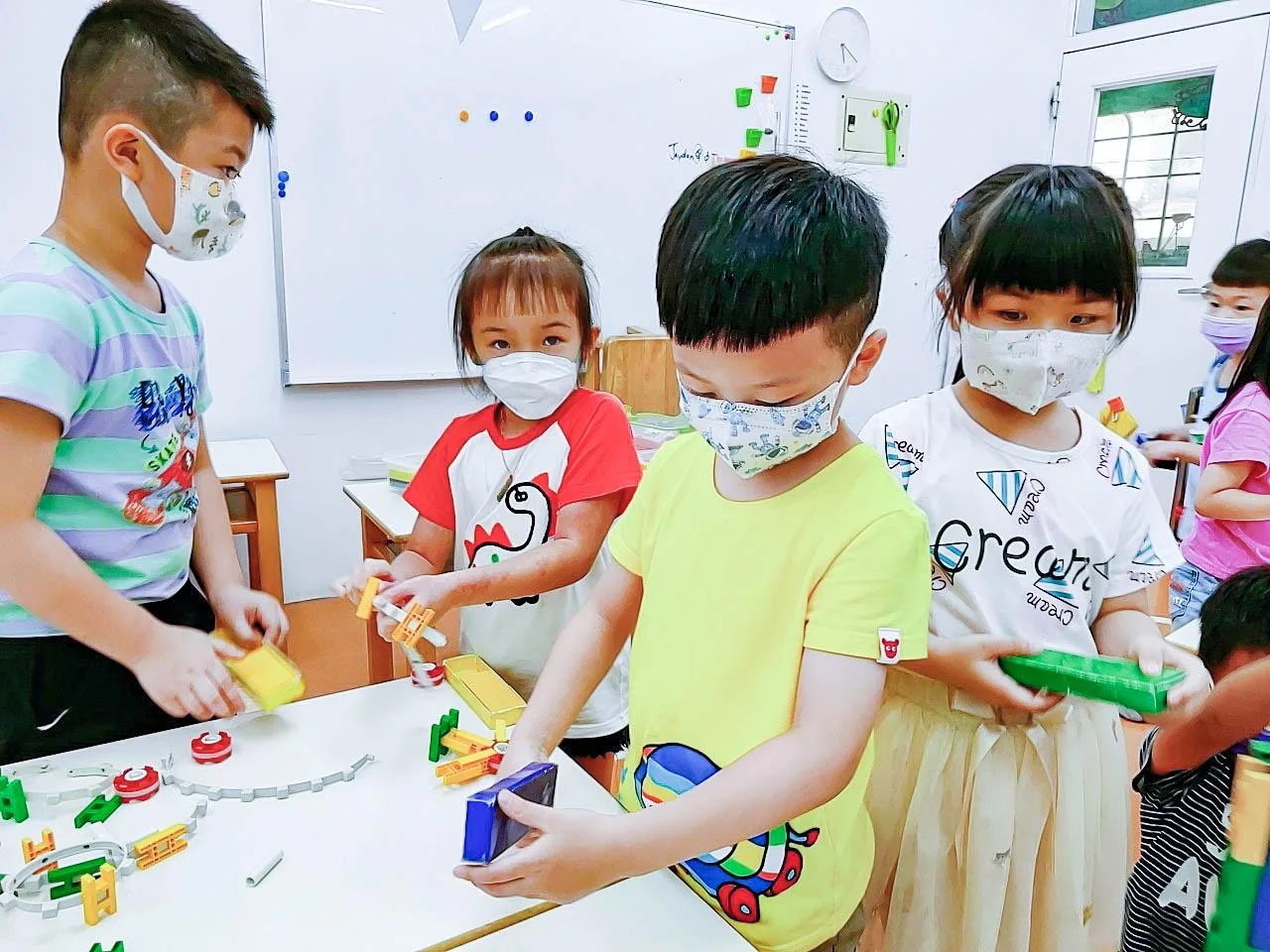孩子操作 3C3Q 積木 2