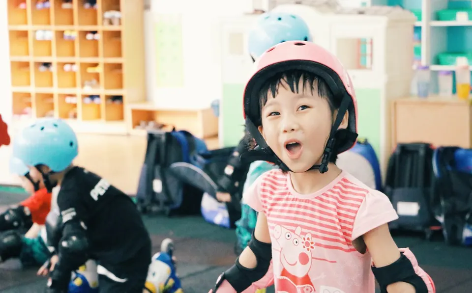 孩子在明亮教室中進行體能活動