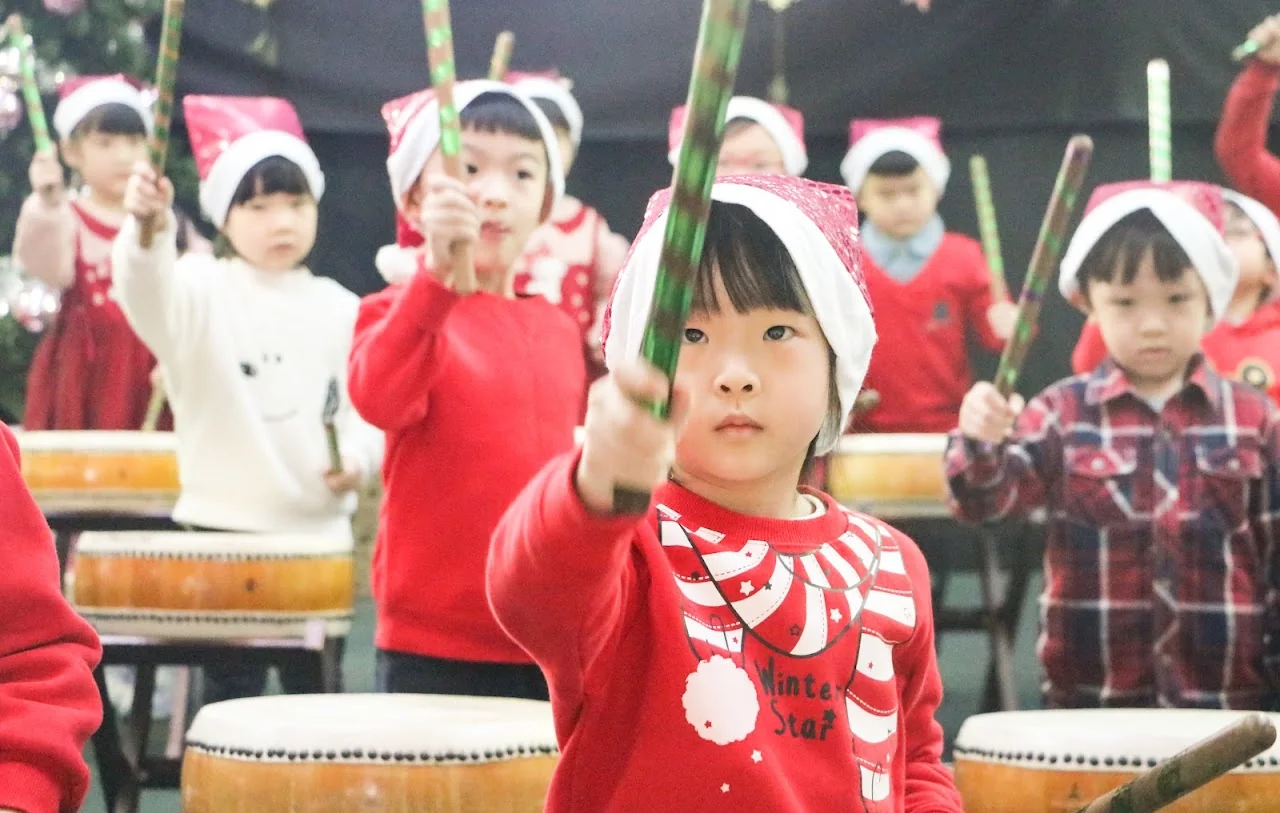 孩子參與音樂課程