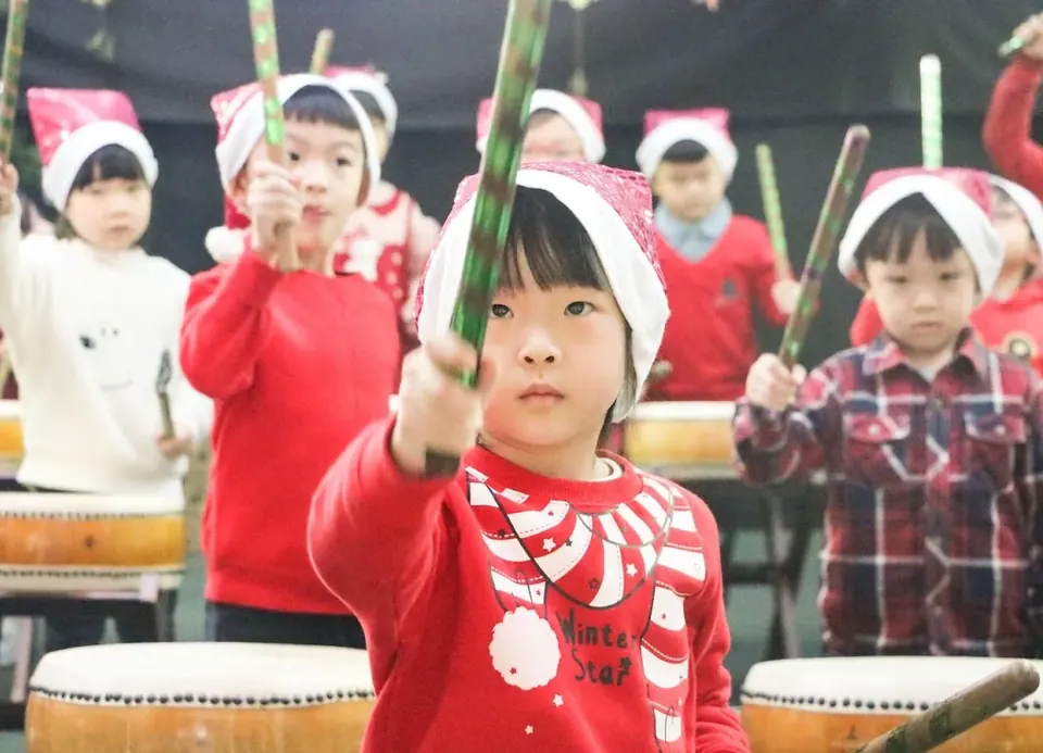 孩子在校園音樂課使用鼓棒