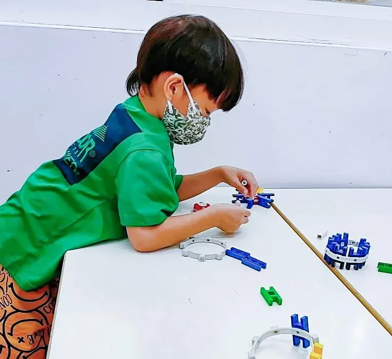 孩子專注於桌上學習活動