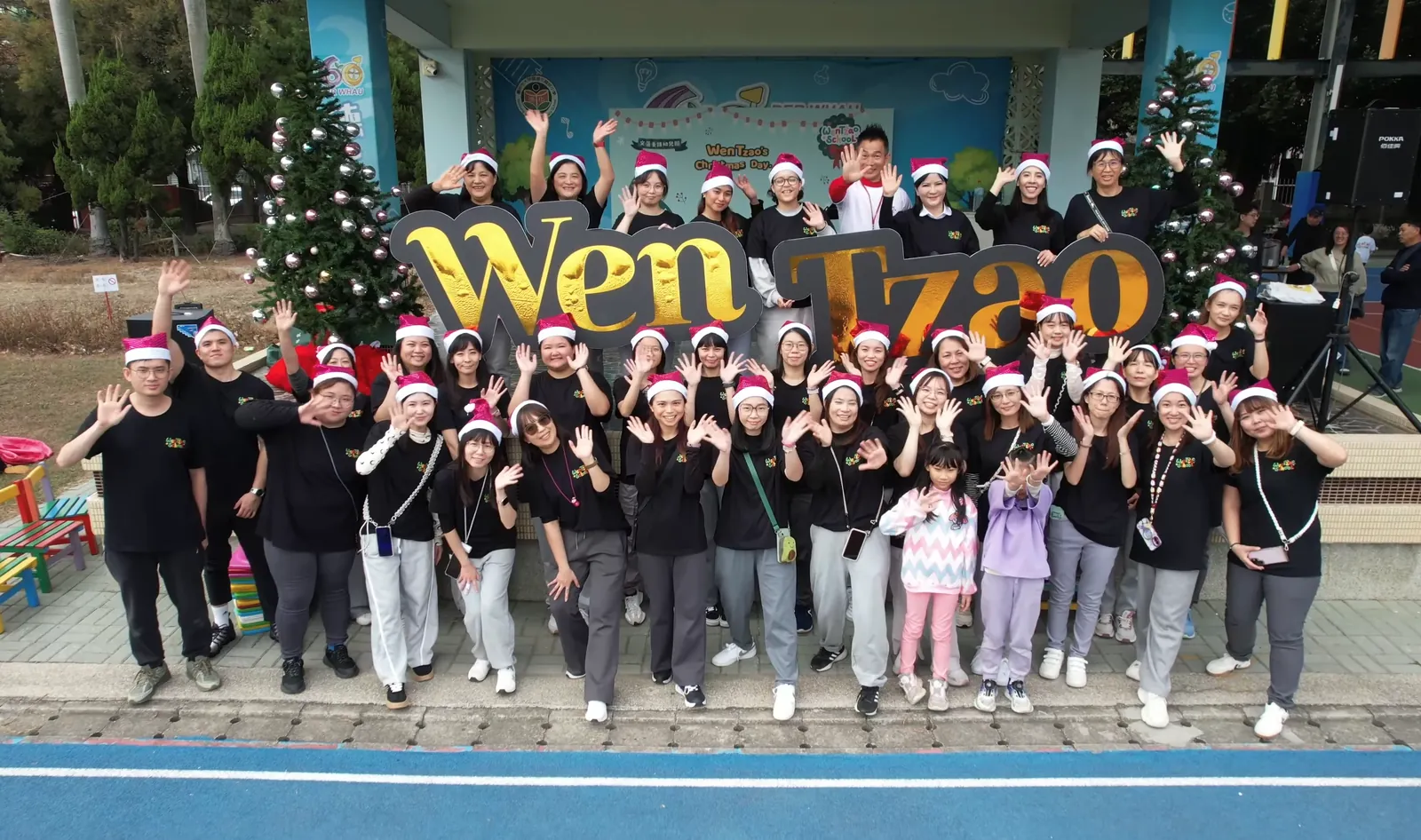 文藻幼兒園的老師與孩子在聖誕活動合影