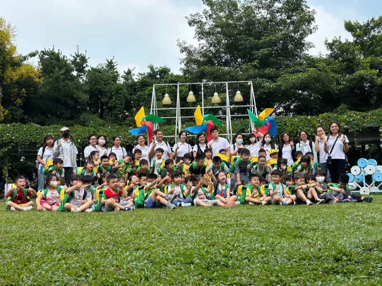 老師與孩子在戶外活動中合影