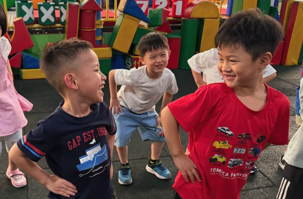 孩子在遊戲區開心互動