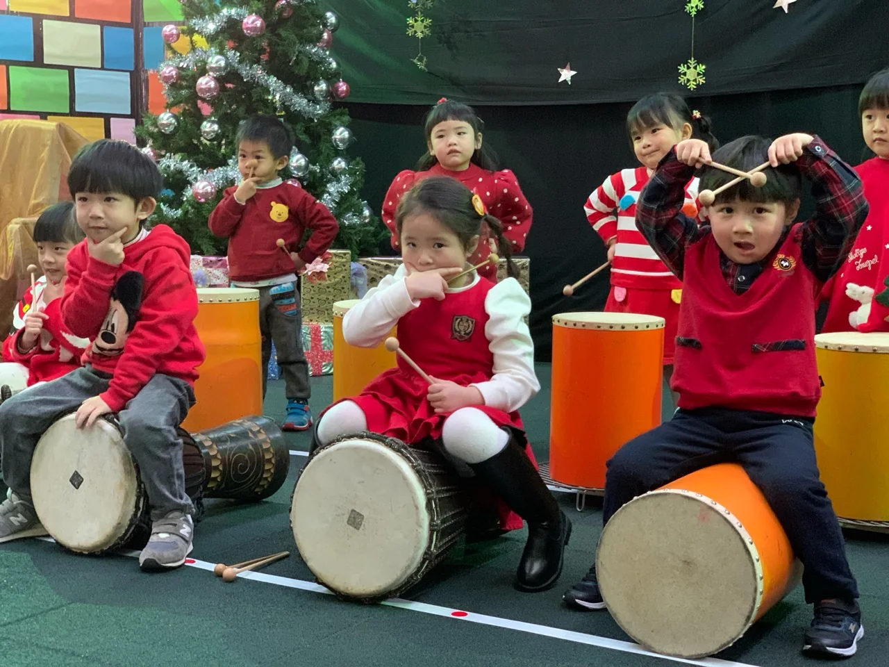 孩子在音樂活動中敲鼓