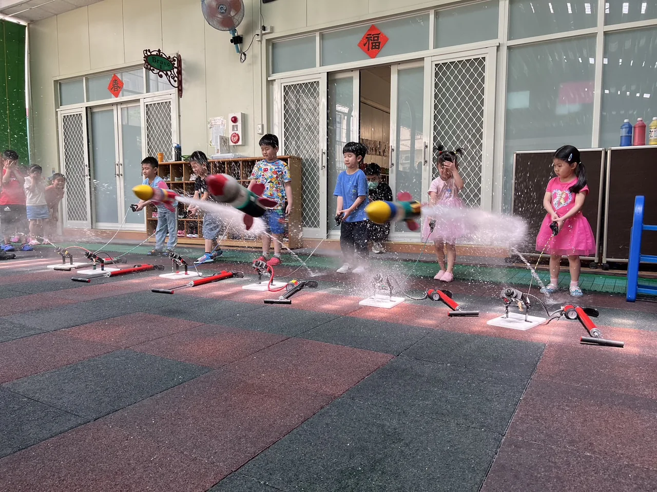 孩子進行噴水火箭科學活動